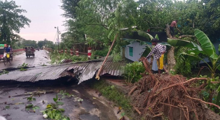 প্রবল ঝড়ে লণ্ডভণ্ড নওগাঁর তিন উপজেলা, বজ্রাঘাতে জেলের মৃত্যু